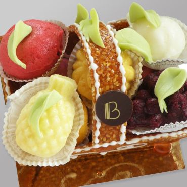 Panier nougatine garni de ses fruits moulés en sorbets assortis