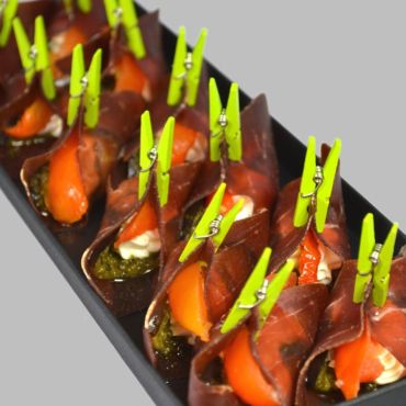 Pinces de viande des grisons caviar d'aubergine et fromage frais